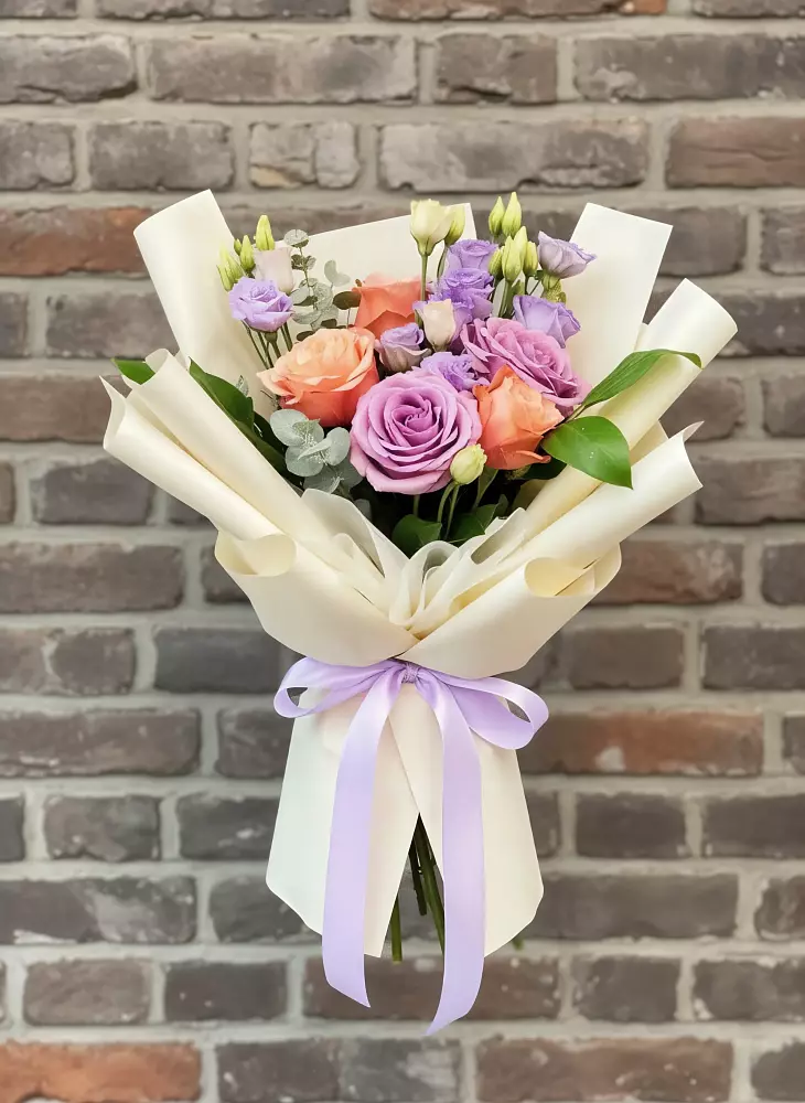 Букет цветов из: Лизиантусы и Розы в Шарлык