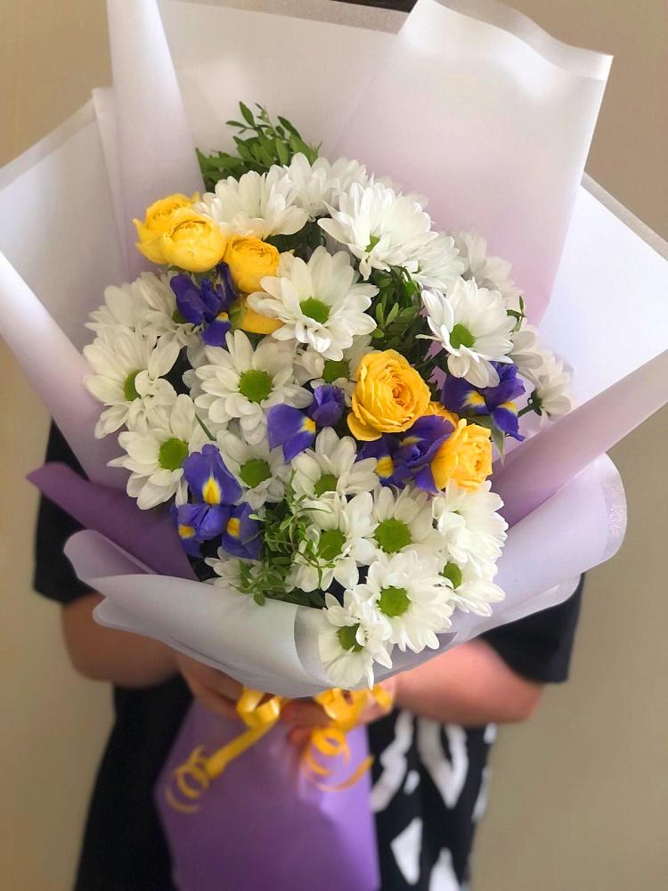 Букет цветов из: Ирисы, Хризантемы и Розы в Шарлык