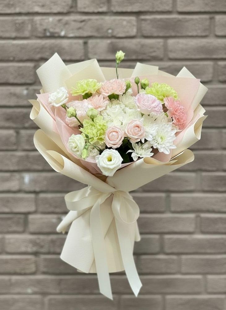 Букет цветов из: Гвоздики, Розы, Лизиантусы и Хризантемы в Шарлык