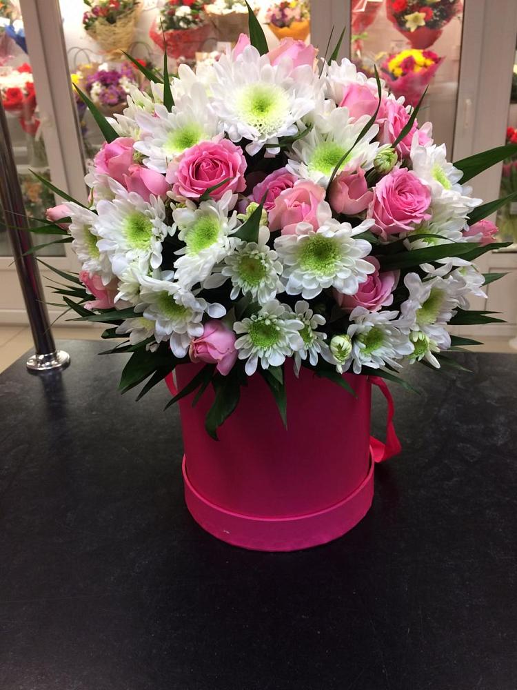 Цветочная композиция из Розы и Хризантемы в шляпной коробке в Шарлык