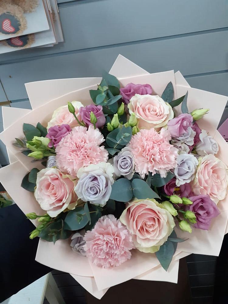 Букет цветов из: Розы, Гвоздики и Лизиантусы в Шарлык