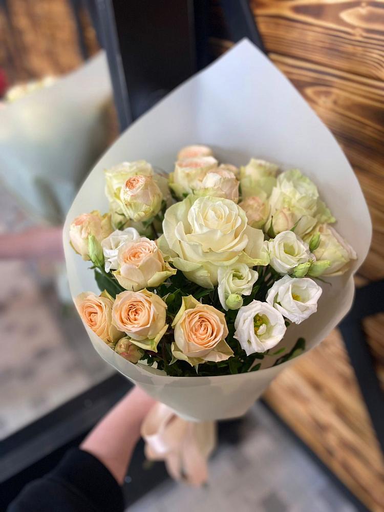 Букет цветов из: Розы и Лизиантусы в Шарлык